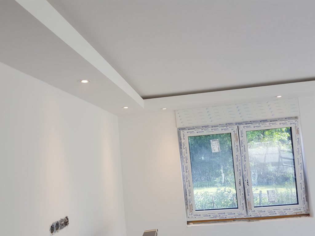 Abgehängte Deckenränder mit LED-Spots und indirekter Beleuchtung im Innenausbau in Köln
