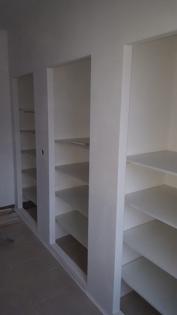 Innenausbau mit maßgefertigten Trockenbau-Regalen und Einbauschränken in Köln
